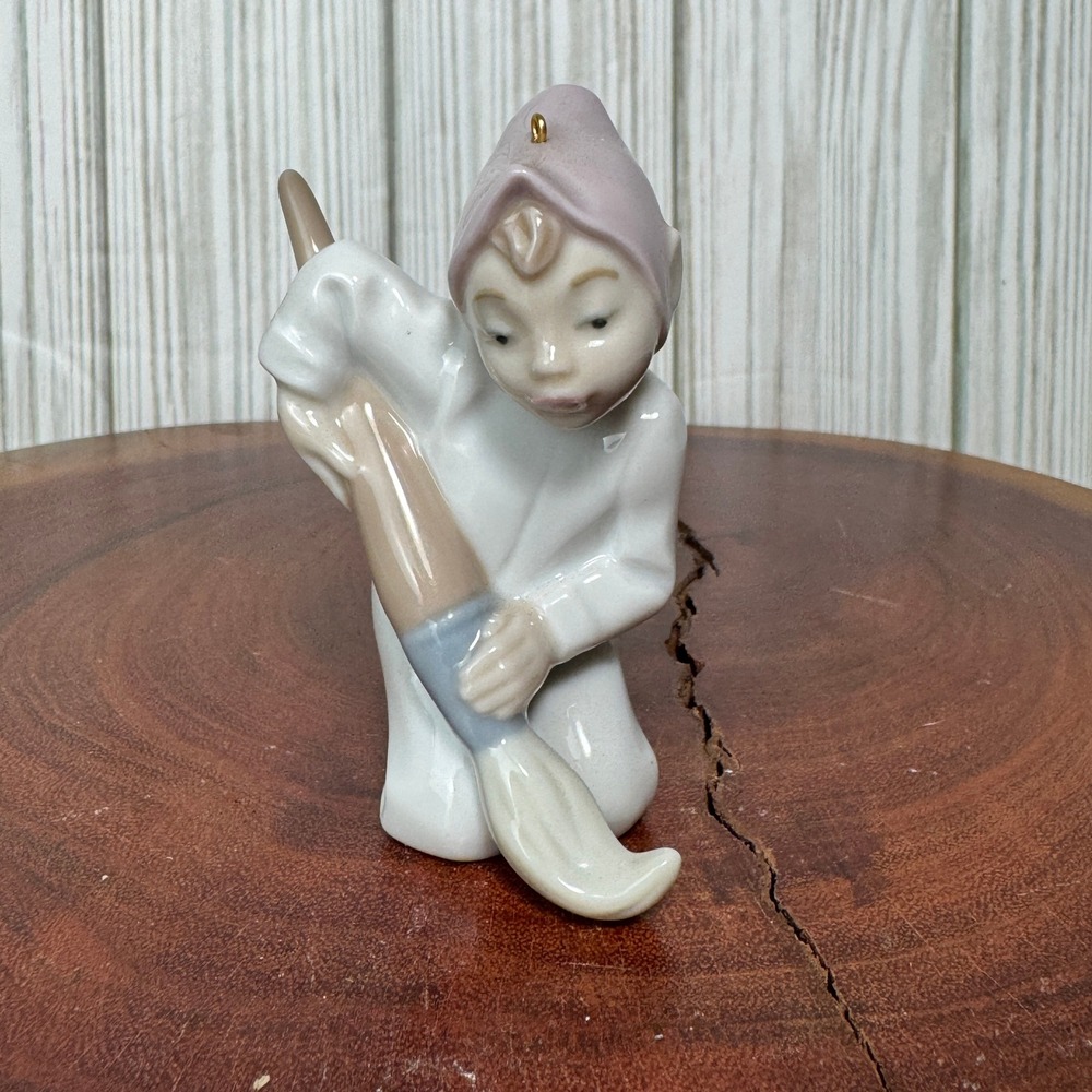 Lladro‎ Gnome with Broom Figurine 5720 Hand Made Spain Porcelain Elf Ornament